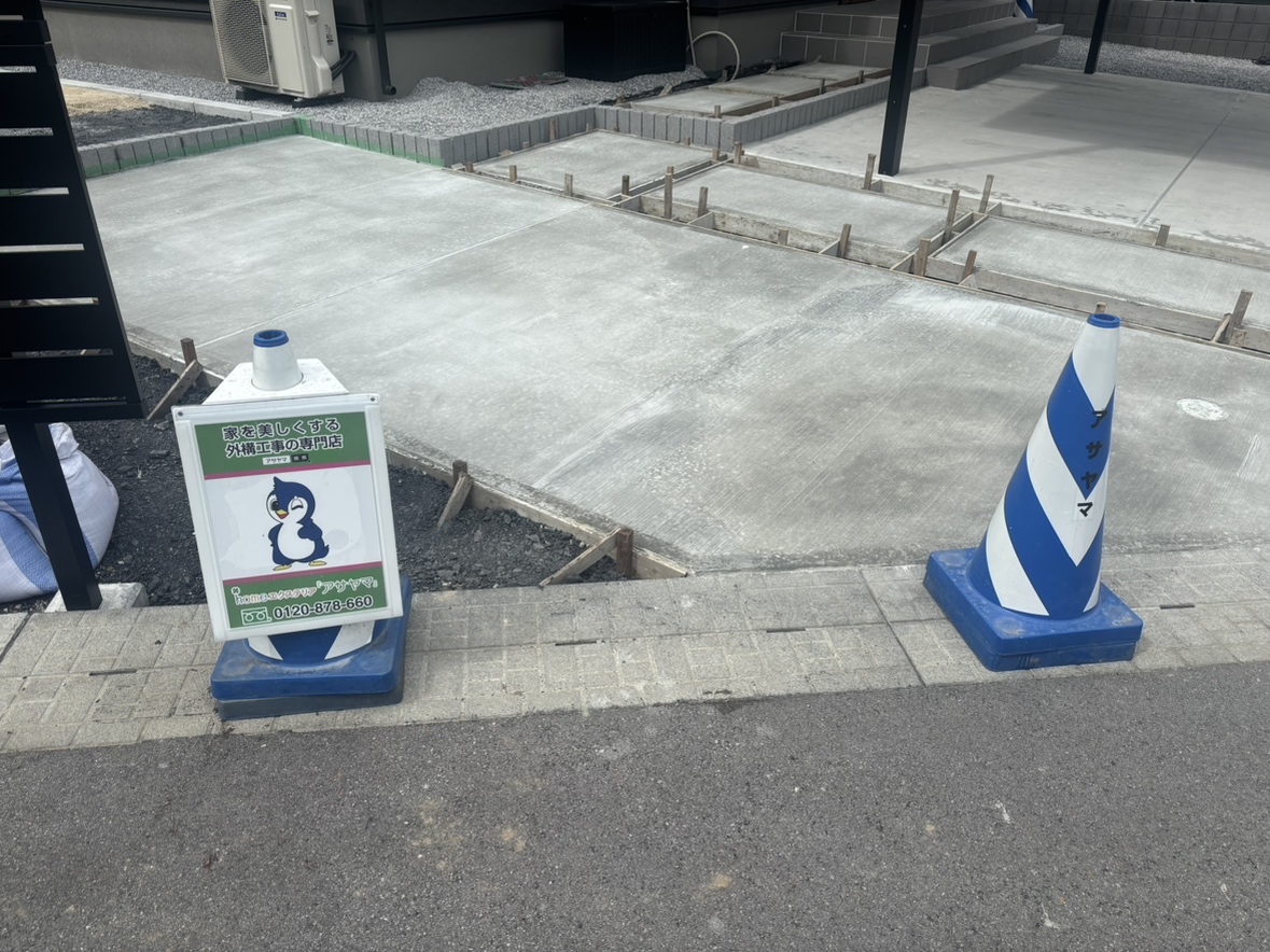 駐車場の土間コンクリート打設後の養生となります。