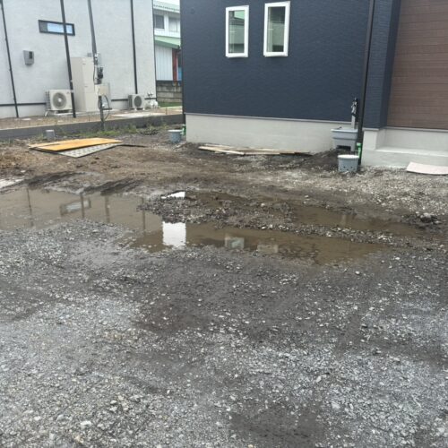 本日は工事着工前のご近隣へのご挨拶にお伺いをさせて頂きました。お待たせ致しました外構工事着工となります。