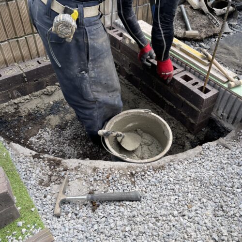 掘削および砕石入れ作業から下地ベースコンにレンガ積み作業となります。