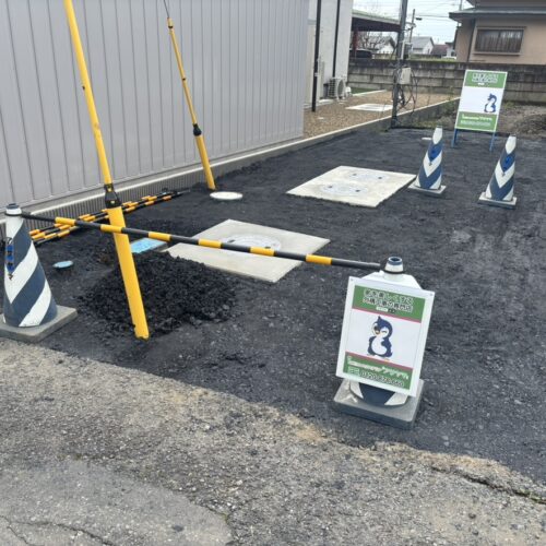 駐車場部分の掘削および砕石入れ作業となります。