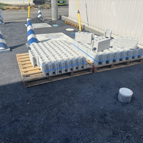 ブロック材料を搬入して荷下ろし作業完了となります。