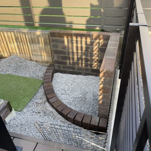 レンガ積みおよびレンガ小端建て作業となります。