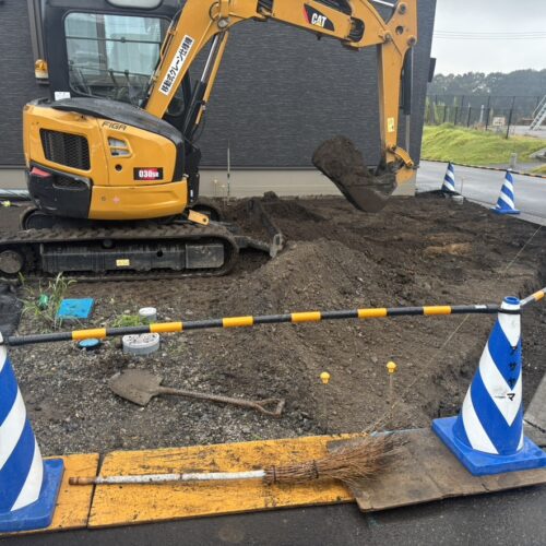 駐車場部分の掘削作業を進めて参ります。