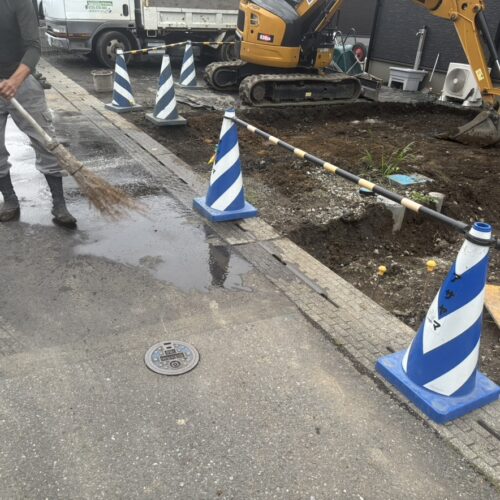 前面道路を水洗いの清掃をしまして本日の作業は終了となります。