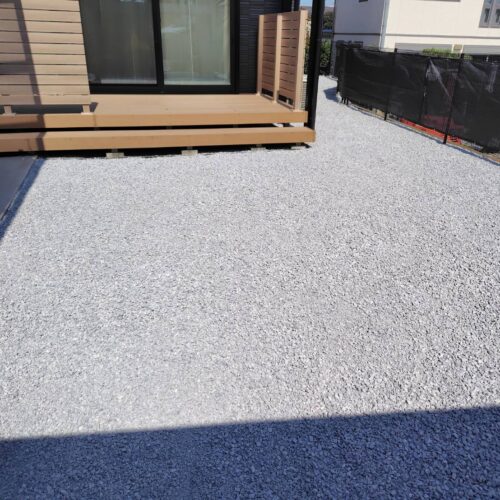 お庭へ６号砕石敷き作業です。
