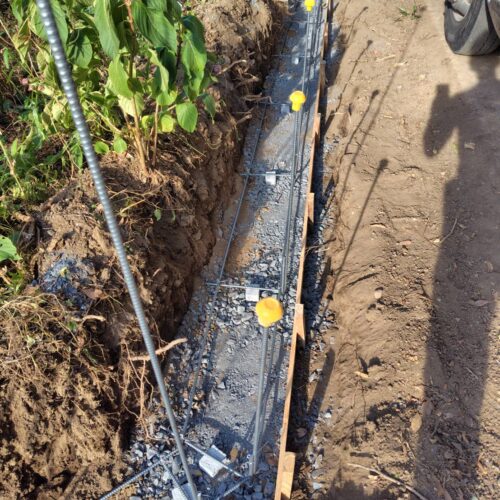 道路境界側のブロック部分の配筋組み作業となります。