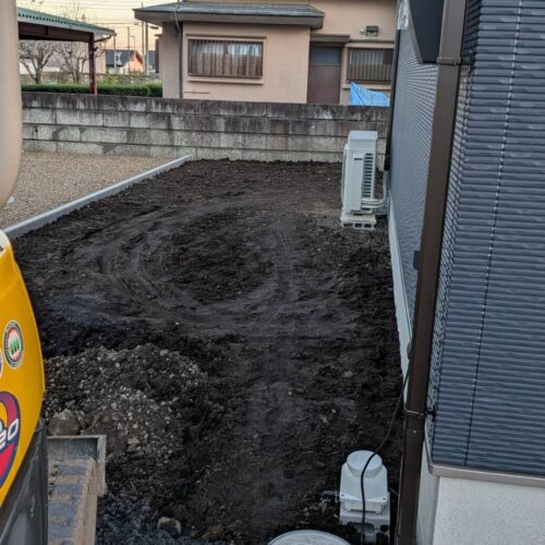 お庭側への掘削および土入れ作業となります。