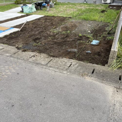 本日より工事着工となります。既存の芝のスキトリ掘削作業となります。外構改修工事着工となります。