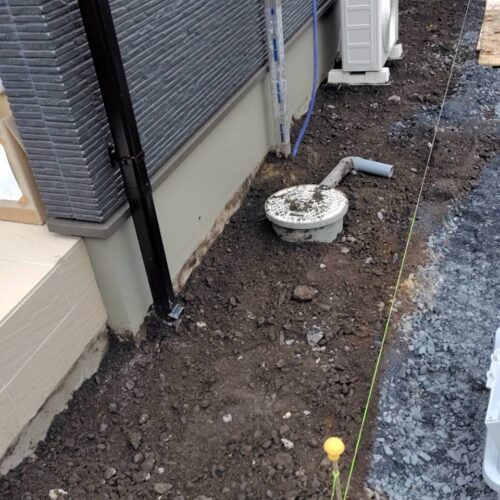 砕石入れ部分のスキトリ掘削作業を進めて参ります