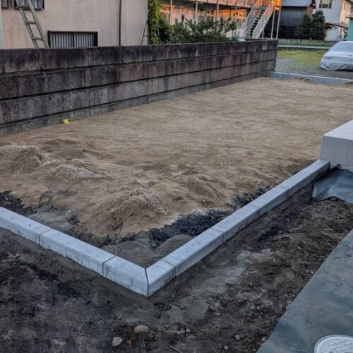 門袖ブロック積み部分の配筋組み後のブロック積み作業となります。