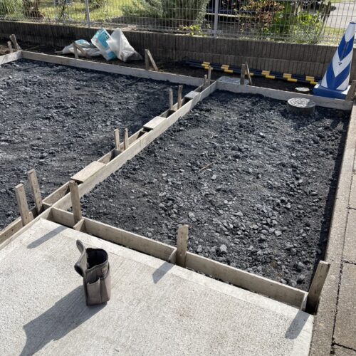 土間コンクリートの型枠施工です。