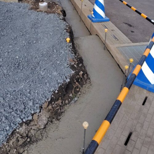 北側道路側のブロックベースコンクリートの打設作業となります。