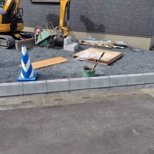 北側および道路側のブロック積み作業を進めて参ります