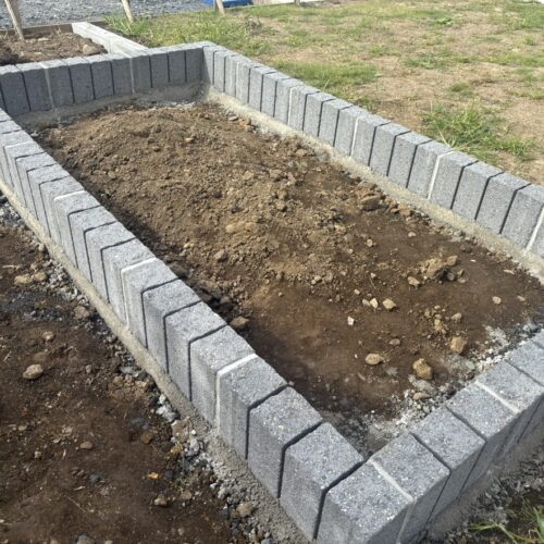 花壇部分のブロック・コロエッジ積み作業となります。