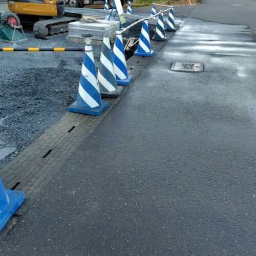 工事作業終了後に前面道路を水洗いの清掃を致しまして本日の作業は完了です。