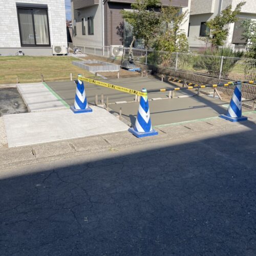 駐車場の土間コンクリートの打設作業完了となります。
