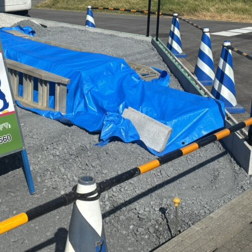 フェンスの柱の建て込み設置となります。