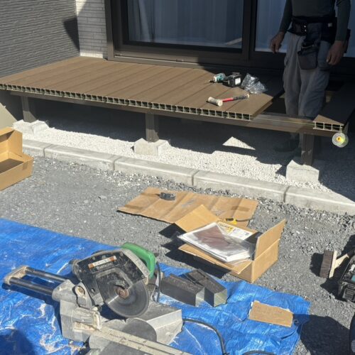 お庭側テラスへのウッドデッキの設置作業となります。