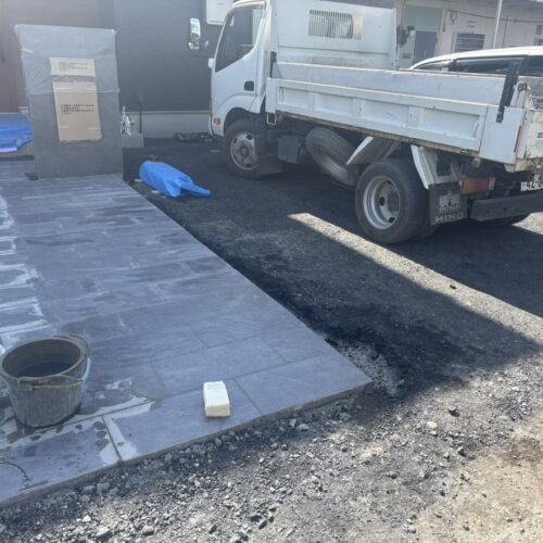 アプローチ部分のタイル張り後の目地入れ作業となります。