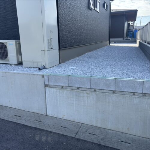 北側道路境界側基礎部分へのブロック積みおよびフェンスの柱建て作業となります。