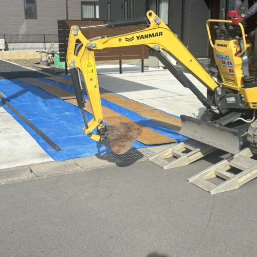 本日より工事着工となります。重機を回送しまして改修工事開始となります。