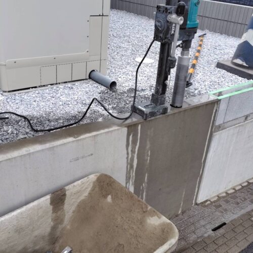 北側の道路側の部分へフェンス設置の為のコア穴明け作業となります。