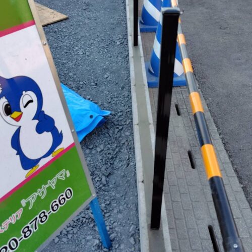 フェンス柱を建て込みブロックの天端均し作業となります。