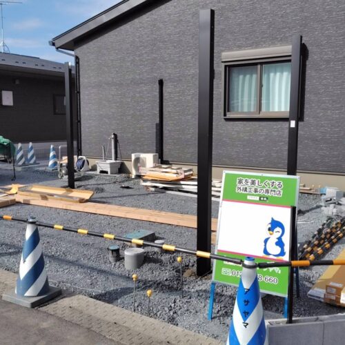 駐車場カーポートの柱の建て込み作業となります。