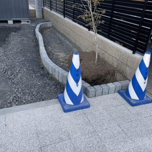 花壇部分のグラニートの敷設作業となります。