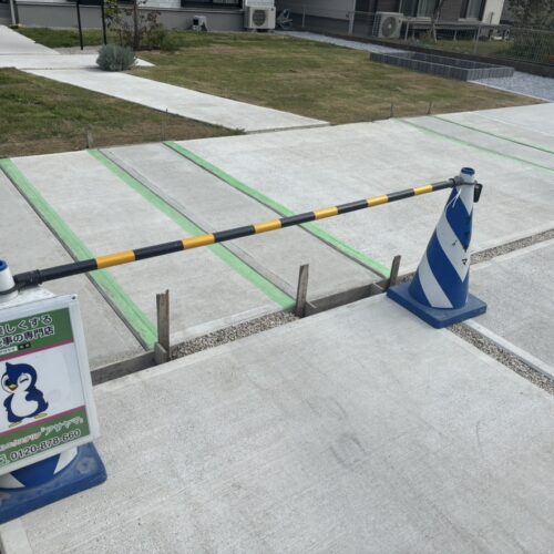 駐車場のコンクリートの養生中となります。