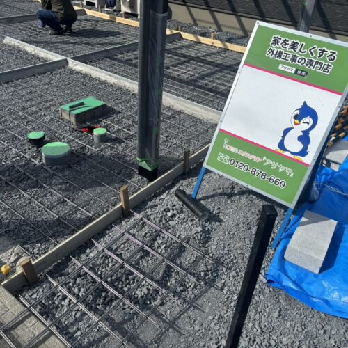 駐車場コンクリート打設準備となります。メッシュ筋の敷き込み作業となります。