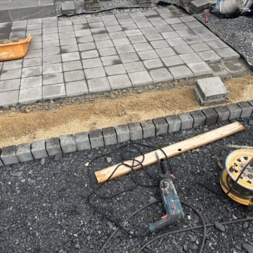 平板の貼り替え工事となります。既存の平板の撤去作業より作業開始です。