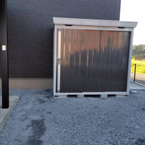 物置きの設置作業となります。