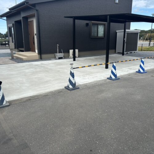 駐車場部分のコンクリートの養生中となります。