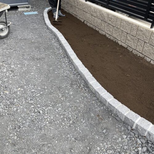 花壇内への土入れ作業となります。