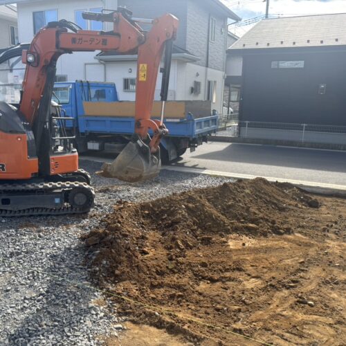 本日より工事着工となります。駐車場部分より掘削作業開始です。