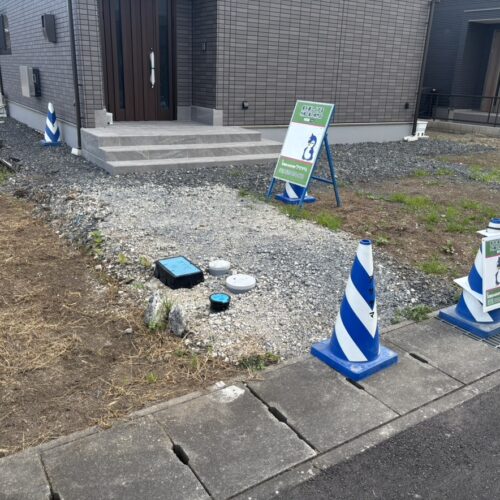 本日より工事着工となります。重機を回送しまして掘削の準備作業を進めて参ります。
