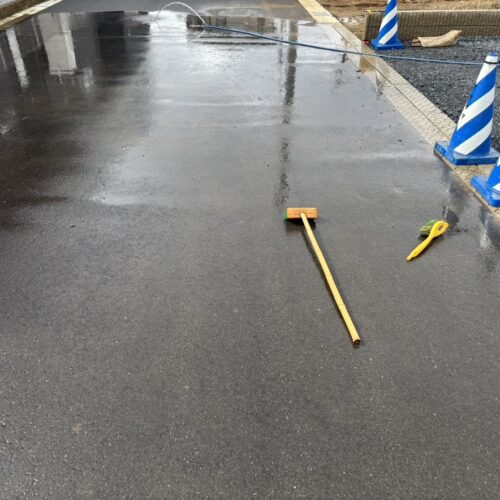 数日前からの雨の影響で敷き廻りの清掃を実施致しました。前面道路の水洗い清掃となります。