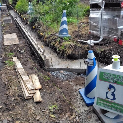 道路境界側のブロック積み作業開始となります。