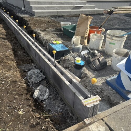 隣地境界側のブロック積み作業となります。